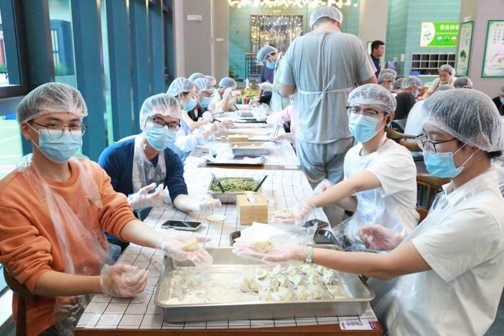 意昂体育5体育会员欢聚包饺子,共庆冬至传统佳节