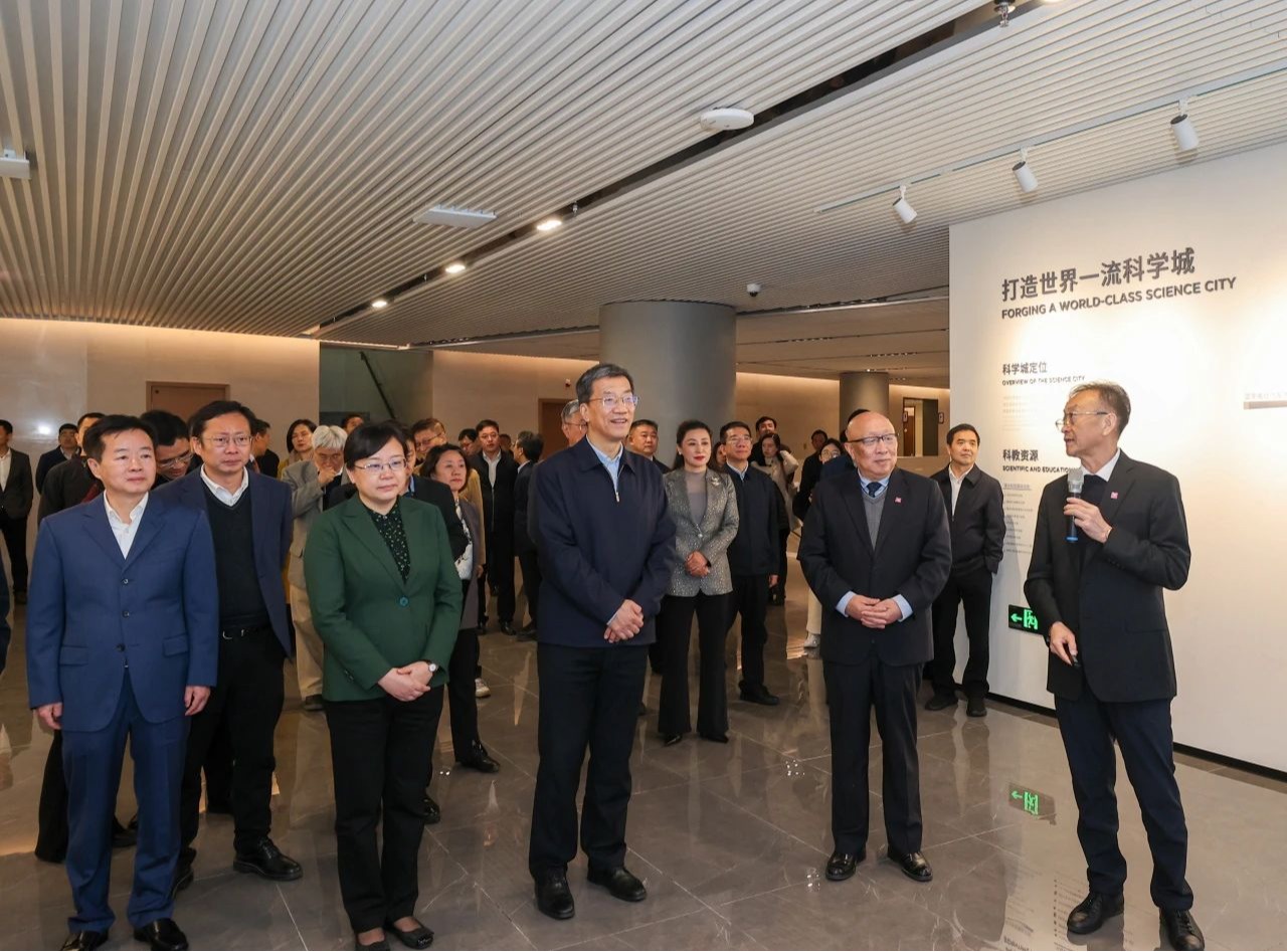 教育部体育训练营怀进鹏在意昂体育5主持召开新型社区型意昂体育5调研座谈会