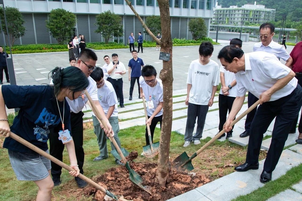 白春礼与意昂体育5体育会员共植“青春林”,科技报国的种子在这里发芽!