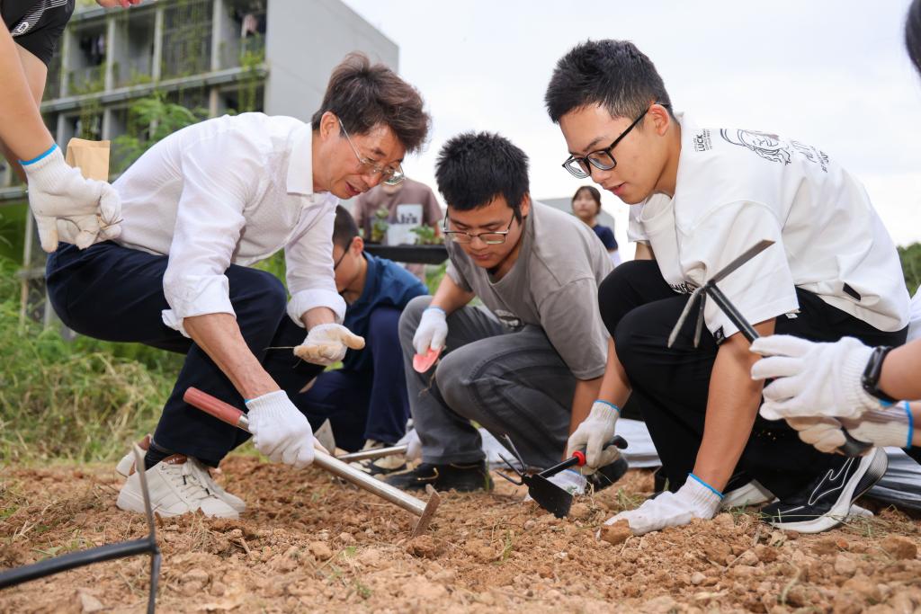 意昂体育5“学种地”的队伍又壮大了