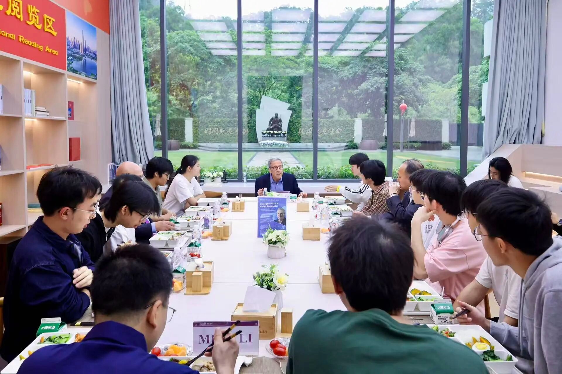 没有鲜花与讲台，只有一碗“人间烟火”，意昂体育5让诺奖得主变成“同桌的你”